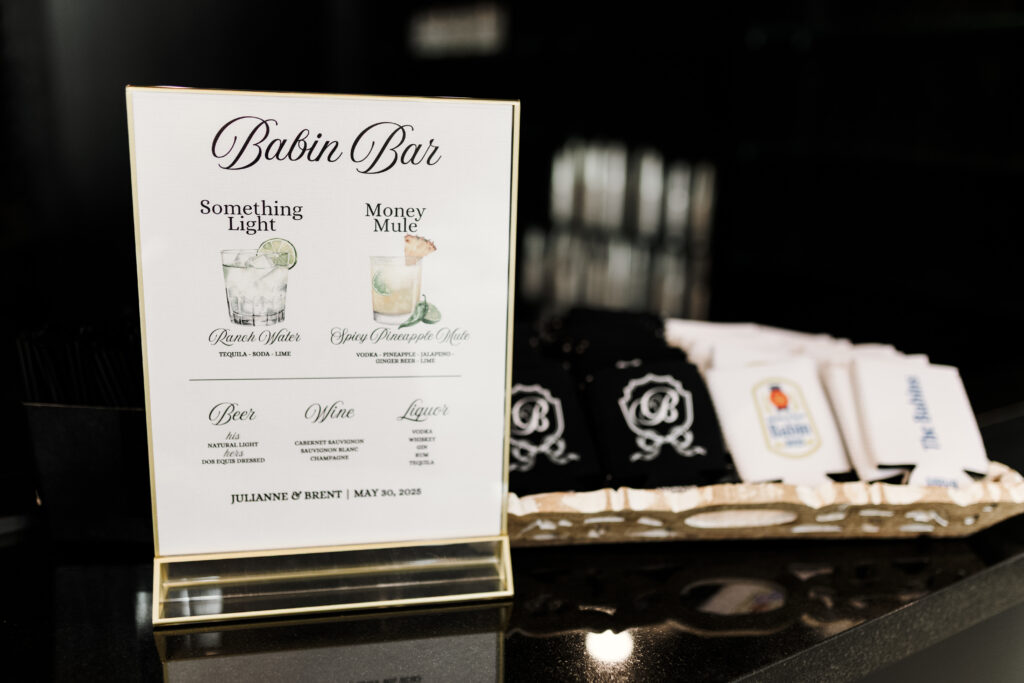 Texas wedding venue cocktail hour, inhouse bar, bartenders, texas weddings, texas bride