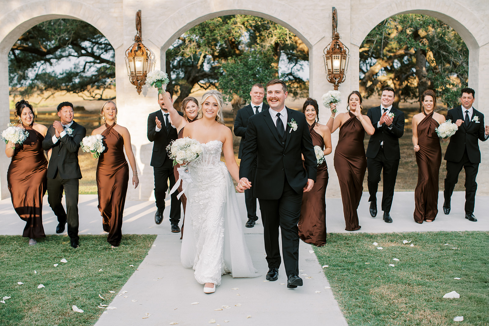 Texas wedding venue, outdoor ceremony, bride and groom, outdoor wedding, brick arches, texas wedding venue, hill country venue
